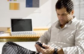 Opera can synchronize bookmarks between your devices.